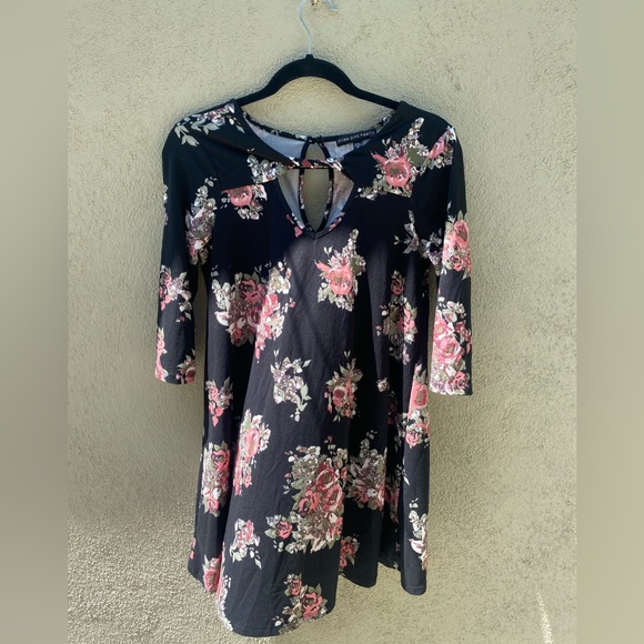 Short Black dress with flower pattern.Fits more like a small.Flowy bottom - Picture 4 of 5